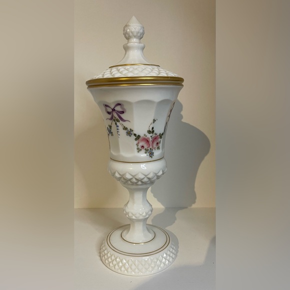 Pristine Vintage Westmoreland Milk Glass Wedding Vase with Gold Trim - Picture 3 of 16